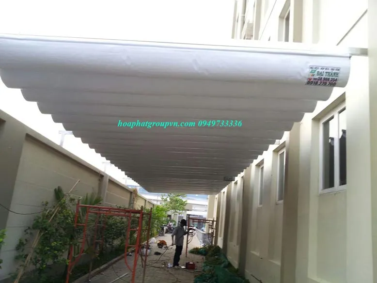H&igrave;nh ảnh bạt m&aacute;i xếp lượn s&oacute;ng che nắng mưa.
