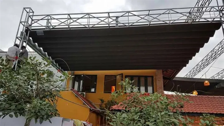 H&igrave;nh ảnh bạt m&aacute;i xếp lượn s&oacute;ng che nắng mưa.